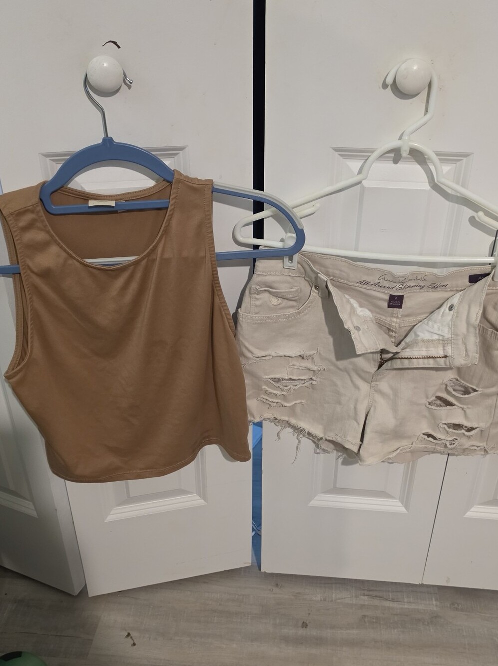 Sleeveless Crop Tank Top in Tan And Gv Beige Shorts Size 6